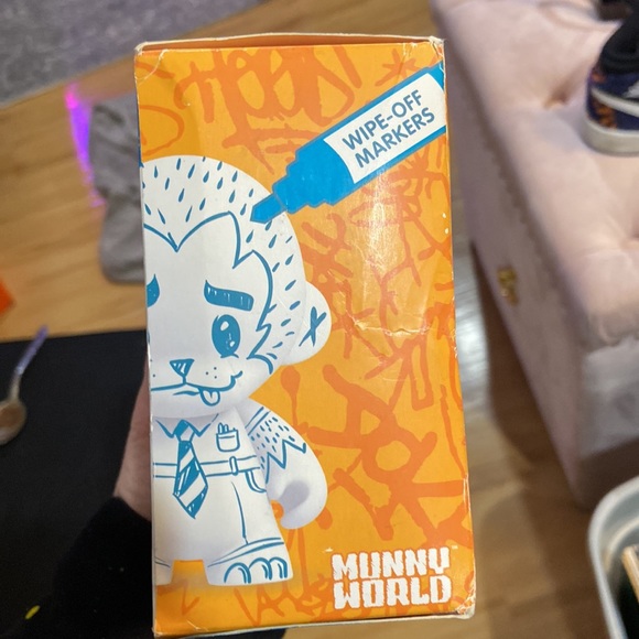 NIB MINI MUNNY WORLD CREATE YOUR OWN VINYL includes 3 wipe off markers - Picture 4 of 5